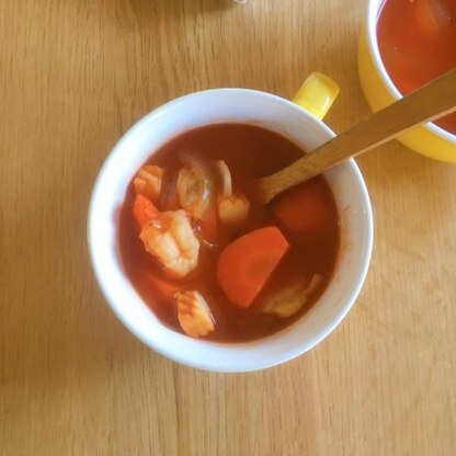 yunachiさん、あさりとシーフードミックス、トマトジュースでシチューを作りました。トマトの爽やかさと、あさりの風味が合って、とても美味しかったです(´∀｀)